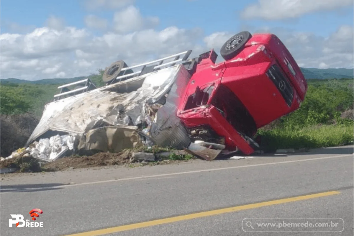 Caminhão carregado tomba na BR-230 no Sertão da Paraíba