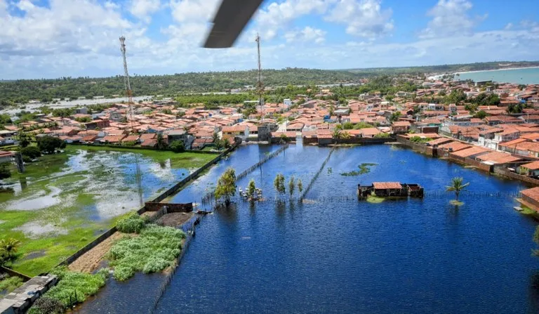 Famílias desalojadas começam a voltar para casas após alagamentos em Baía da Traição: ‘rezar para não chover’