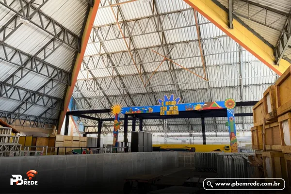 Estrutura do Maior São João do Mundo começa a ser montada no Parque do Povo, em Campina Grande