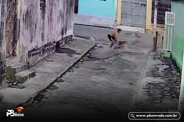 Idoso é atacado por cães na porta de casa, em Campina Grande