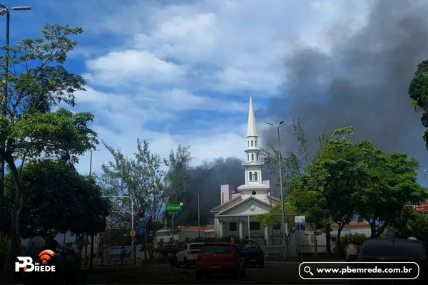 Incêndio de grandes proporções atinge centro automotivo, em João Pessoa