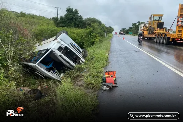 Micro-ônibus tomba na BR-230, em Campina Grande, e deixa dois feridos