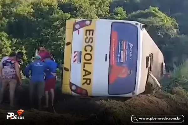 Ônibus escolar tomba e deixa dois estudantes mortos e mais de 30 feridos na Paraíba