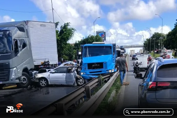 Acidente grave envolvendo dois caminhões, carro e motocicleta deixa trânsito lento na BR-101, em João Pessoa
