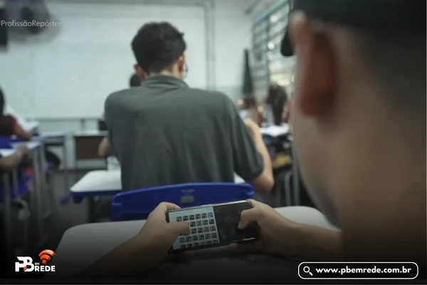Mesmo com proibição, maioria dos estudantes do Ensino Médio segue levando celular para a escola e admite uso em sala de aula
