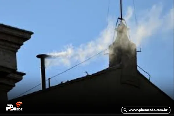 NOVO PAPA É ESCOLHIDO: fumaça branca sai da chaminé da Capela Sistina