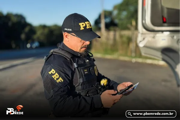PRF na Paraíba flagra caminhoneiro conduzindo veículo com autorização falsa e recupera veículo roubado/furtado em Pernambuco