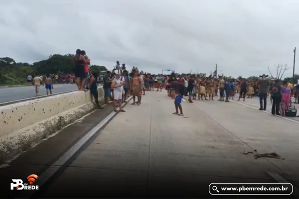 Manifestação de indígenas interdita trecho nos dois sentidos da BR-101, em Mamanguape