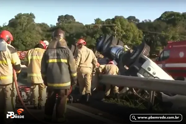 Carreta tomba em canteiro central na BR-230, em Santa Rita