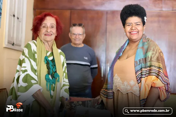 Vereadora Jô Oliveira entrega Medalha de Honra ao Mérito na abertura da 50ª edição do Festival de Inverno de Campina Grande