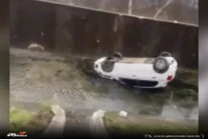Mais uma vez!&nbsp; Carro caiu dentro de Canal em Campina Grande.
