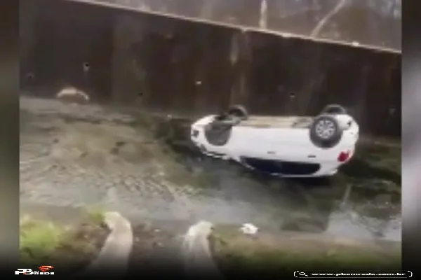 Mais uma vez!  Carro caiu dentro de Canal em Campina Grande.