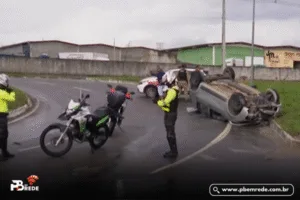 Motorista perde controle e capota carro após bater em outro veículo, em João Pessoa