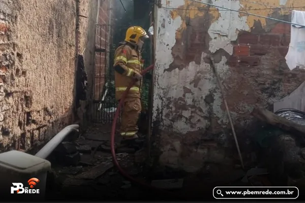 Vela pode ter provocado incêndio em casa no bairro Palmeira, em Campina Grande/PB