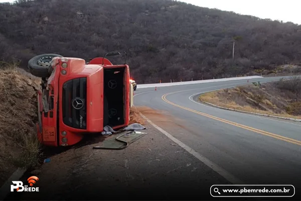 Caminhão carregado de combustível tomba na serra de Santa Luzia e causa vazamento de óleo na pista