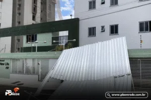 Ventania no fim da manhã desta sexta-feira derruba cobertura de prédio no Bairro do Sandra Cavalcante
