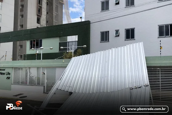 Ventania no fim da manhã desta sexta-feira derruba cobertura de prédio no Bairro do Sandra Cavalcante