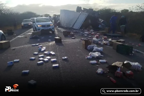 Acidente na BR-230 em Soledade envolve caminhões e carros de passeio