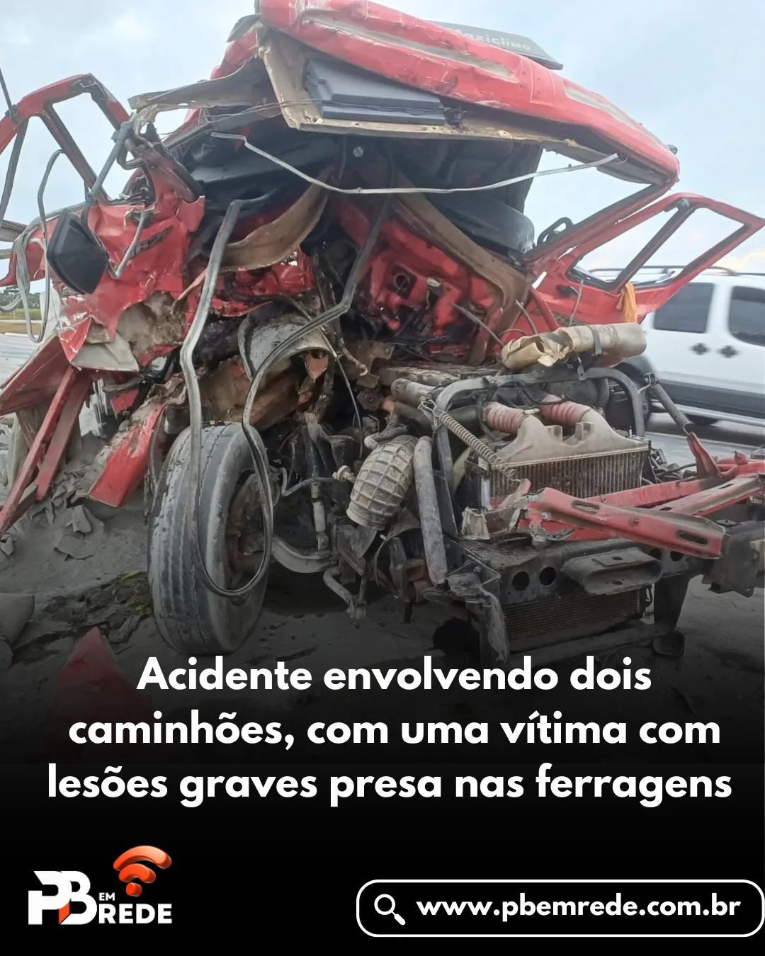 Acidente envolvendo dois caminhões, com uma vítima com lesões graves presa nas ferragens.