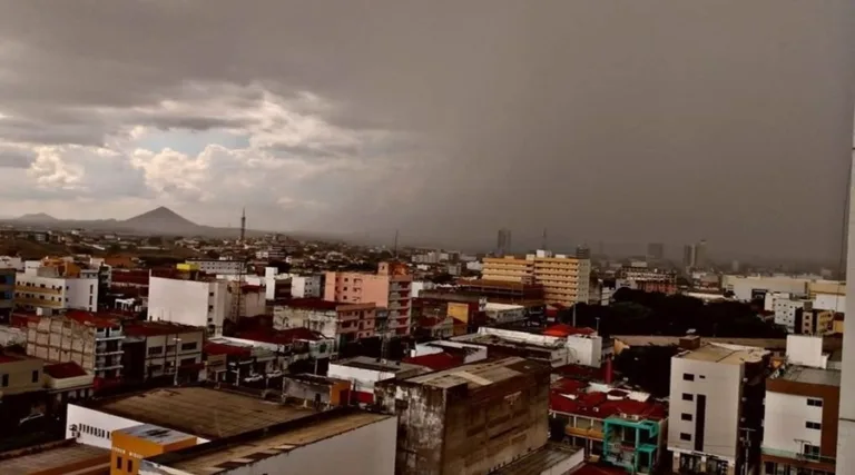 Chuva com raios em Patos, no Sertão da Paraíba, causa desabamento de teto e postes quebrados